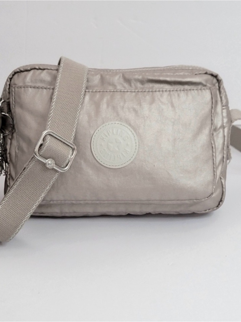 EUC Kipling Metallic Glow Medium Abanu Crossbody